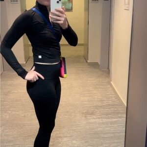 Vuori Black Long Sleeve Cropped Zip Up Top